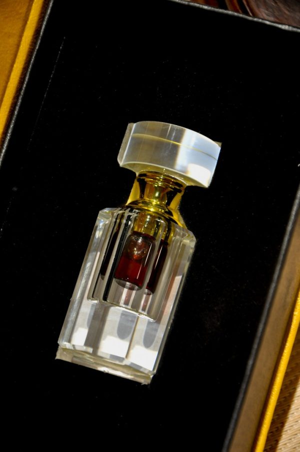 TINH DẦU TRẦM HƯƠNG