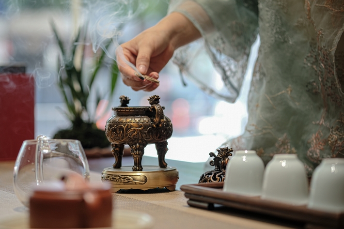 Trầm và trà kết hợp như thế nào cho đúng? Nghệ thuật không phải ai cũng hiểu