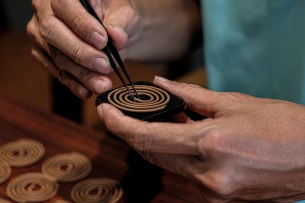 Nhang vòng được làm thủ công
